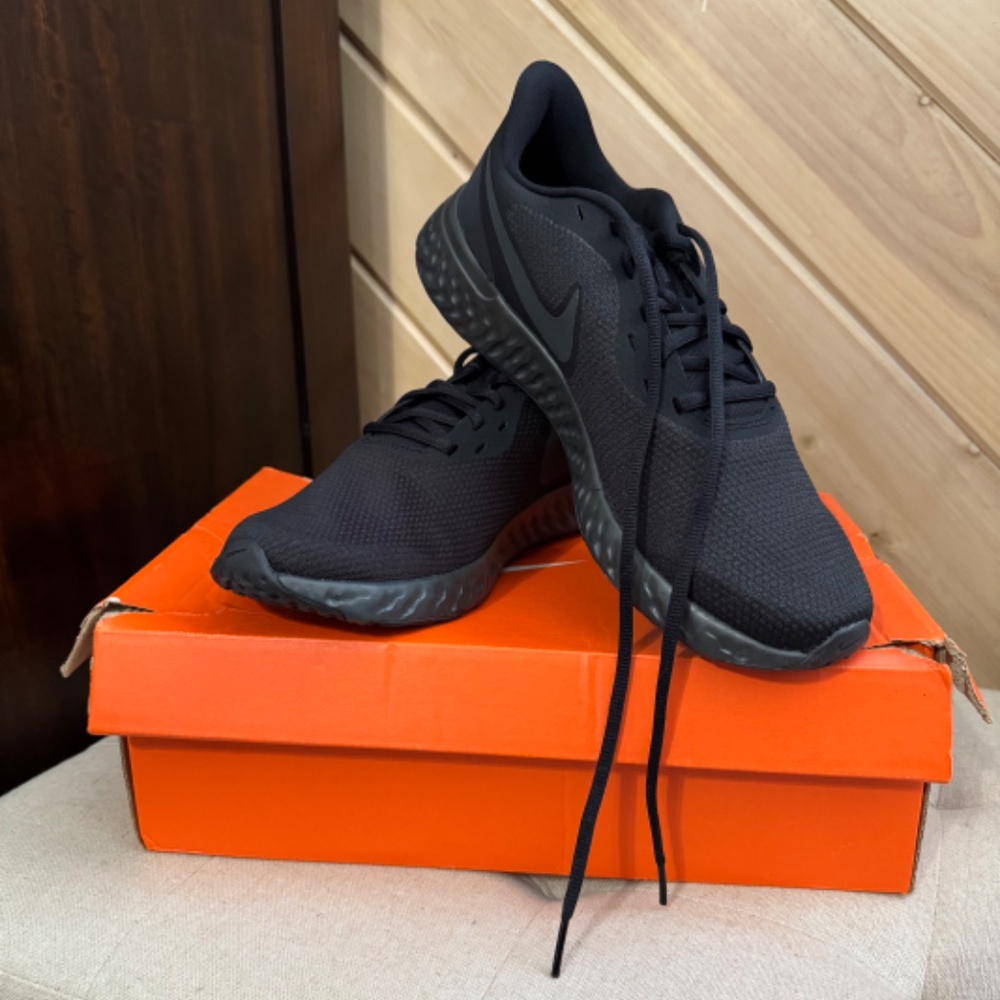 Mens NIKE Revolution 5